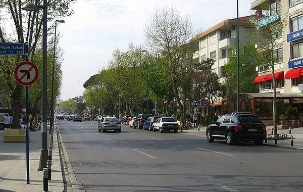 Quelle avenue, connue comme le Champs-Élysées d'Istanbul, s'étend sur près de six kilomètres ?