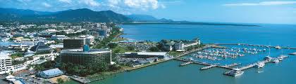 Dans quel pays peut-on admirer la ville paradisiaque de Cairns ?