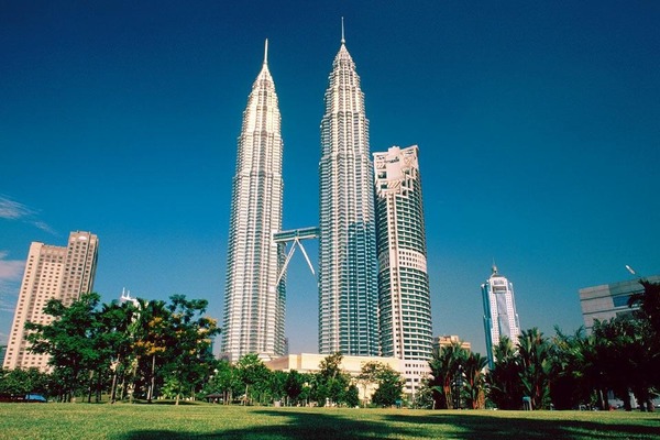 Quel est le nom des tours jumelles situées à Kuala Lumpur, en Malaisie ?