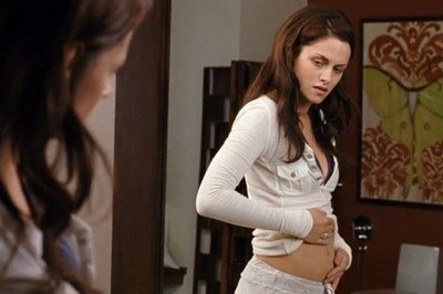 Quand Bella apprend-elle qu'elle attend un enfant ?