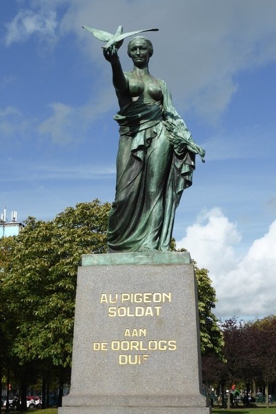 Dans quelle ville belge peut-on trouver un monument intitulé "Au pigeon soldat" ?