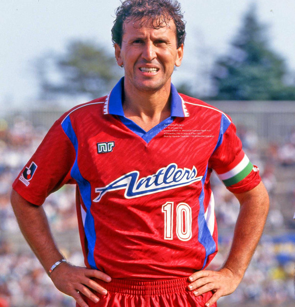 Quel est ce club japonais dans lequel il termine sa carrière en 1994 ?