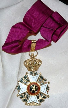 La médaille de l'Ordre de Léopold en Belgique a :