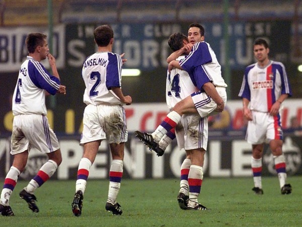 Le 21 octobre 1997, sur la pelouse de quel grand club européen, les Gones ont-ils remporté une victoire mémorable en 16e de finale aller de la Coupe UEFA ?