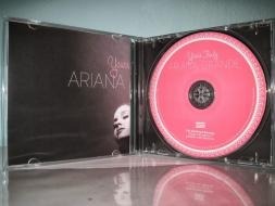 Quand Ariana a reçu son album, une erreur s'y est glissée, laquelle ?