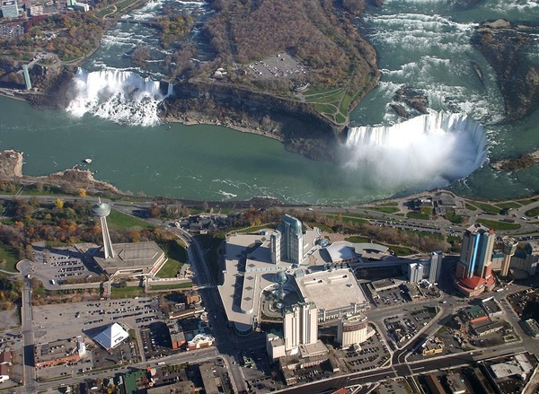 Combien de chutes d'eau forment les chutes du Niagara ?
