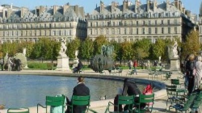 Dans quel jardien parisien sont assises ces personnes ?
