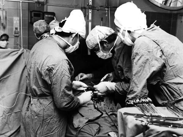 Quel chirurgien réalisa la première transplantation cardiaque ?