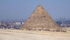 Les trois grandes pyramides de Gizeh sont : Khéops, Khephren et ....