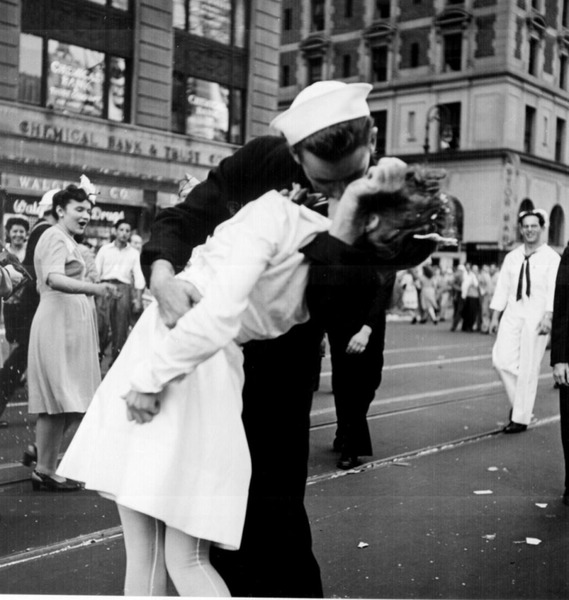 Ce baiser appelé " kissing the war goodbye " a été photographié à ?