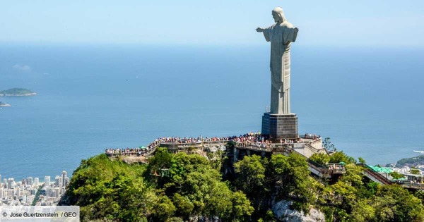 Quelle statue monumentale dominant la ville de Rio de Janeiro, du haut du mont du Corcovado, mesure 38 mètres de haut.