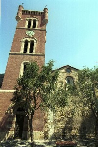 Première église construite pour accompagner l’expansion urbaine du 13e siècle. Elle est à nef unique flanquée de chapelles latérales, typique du gothique méridional
