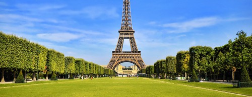 Que trouve-t-on aux pieds de la Tour Eiffel ?