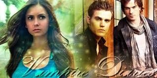 De qui Elena tombe amoureuse en premier ? (saison 1)
