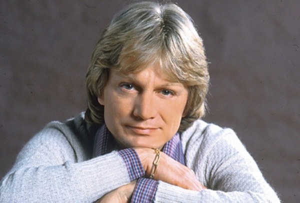 Ce chanteur populaire est :
