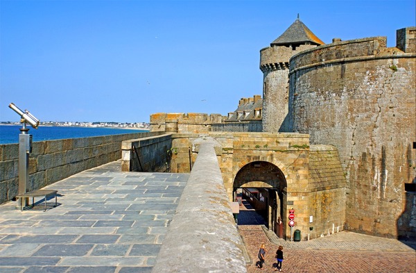 La construction des remparts de Saint-Malo débute en ...