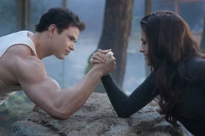 Qui gagnera ce bras de fer dans "Twilight", Emmett ou Bella ?