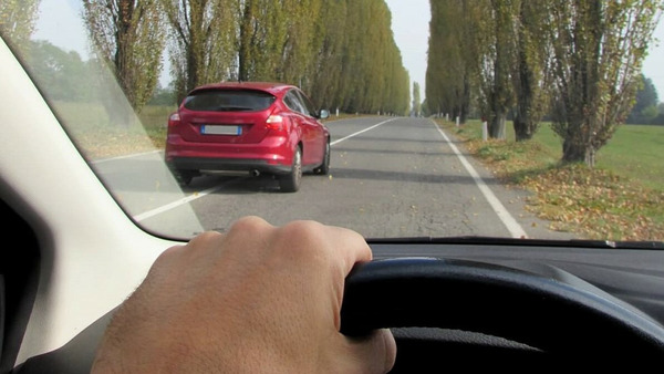 Quand la ligne blanche est continue, je peux doubler la voiture devant moi.
