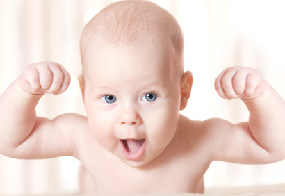 Un bébé dispose d'une partie de son corps qui a déjà sa taille adulte, laquelle ?