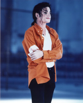 On sait tous que Michael portait un brassard au bras, mais pourquoi le portait-il ?