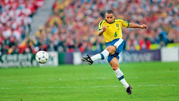 Le 3 juin 1997, contre quelle sélection Roberto Carlos a-t-il inscrit un coup-franc légendaire ?