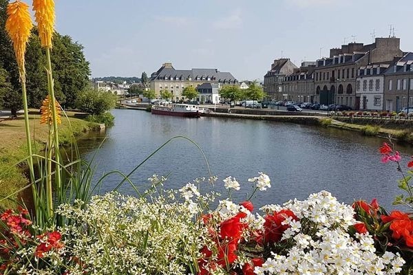 Quelle ville bretonne a porté le nom de Napoléonville au XIXe siècle ?