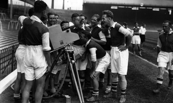 La première véritable retransmission d'un match de football à la télévision est effectuée le 16 septembre 1937 : la BBC diffuse un match d'entraînement de.......
