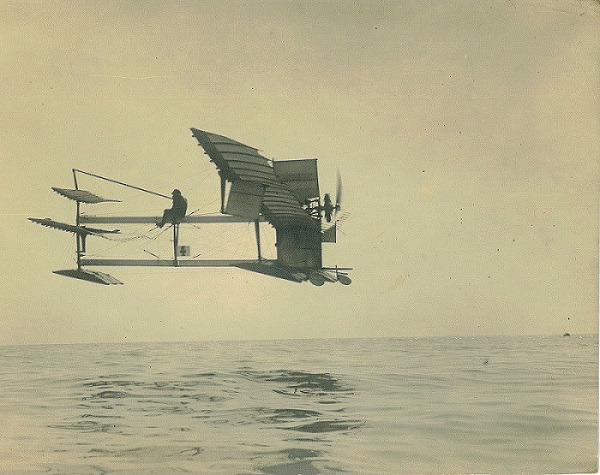 Qui a conçu et fait voler le premier hydravion en 1910 ?