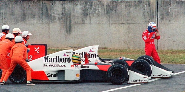 Alain prend sa revanche et remporte son troisième Championnat du Monde en 1989. Quel Grand Prix a vu une célèbre collision entre les coéquipiers français et brésilien ?