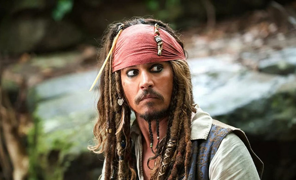 Quel est le nom du pirate joué par Johnny Depp dans la série "Pirates des Caraïbes" ?