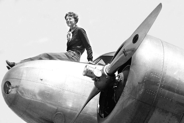 Amelia Earhart a mystérieusement disparu en juillet 1937. Pour quel exploit était-elle célèbre ?