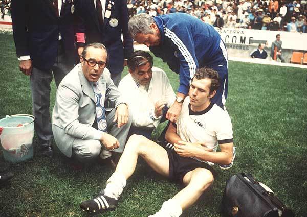 Image devenue célèbre, Franz Beckenbauer se démet l'épaule au cours de cette rencontre. Que va-t-il se passer ?