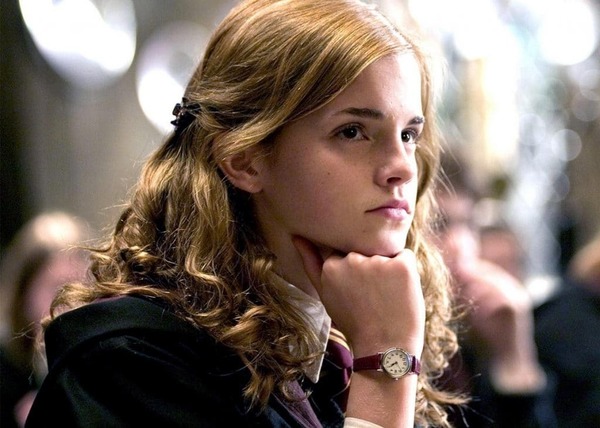 Dans quel "Harry Potter" Hermione regarde-t-elle quelque chose de cette manière ?