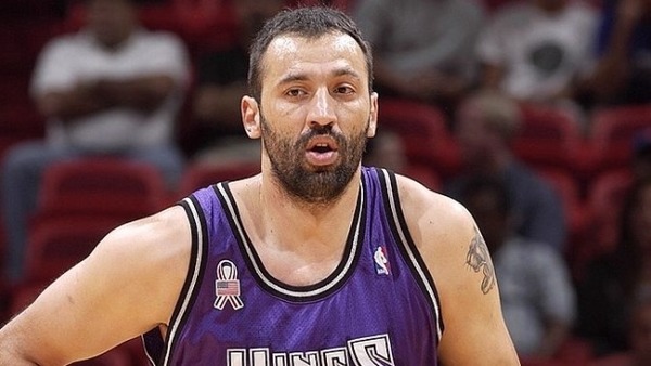 Ancien joueur Yougoslave des années 90 et 2000 avec une longue carrière en NBA (Kings, Lakers) ?