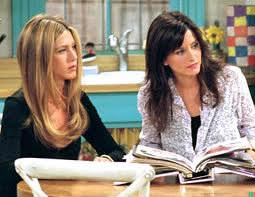 Dans "Friends", où Rachel et Monica se sont-elles connues ?