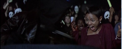 Dans Scream 2, qui se fait tuer au début ?
