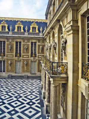 Comment s'appelle la célèbre cour au centre du château de Versailles ?