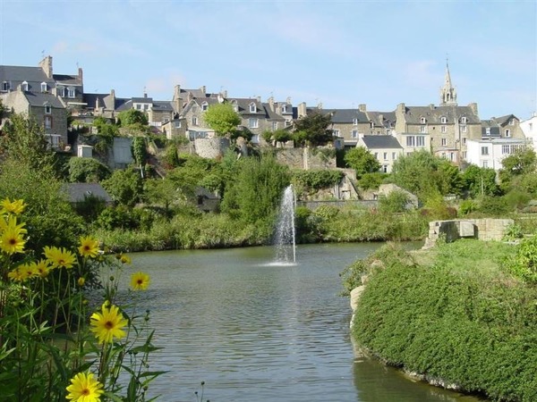 Quelle est la seule eau minérale naturelle de Bretagne, dans les Côtes-d'Armor ?