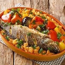 Plat traditionnel à base de riz et de poisson, emblème de la cuisine sénégalaise.
