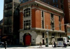 La caserne Tribeca de style Beaux-Arts, érigée en 1903 et rendue célèbre par le film "SOS Fantômes", se trouve à _____ :