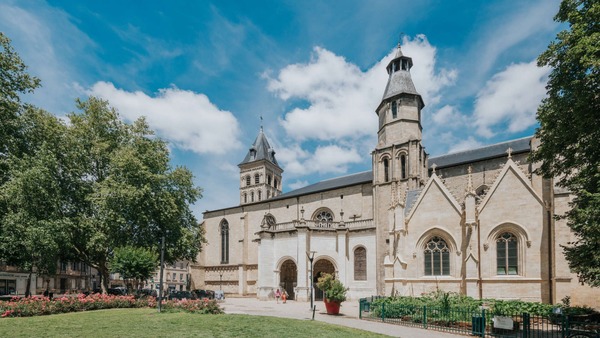 La ville possède trois églises jacquaires, inscrites sur la liste du patrimoine mondial de l'Unesco : la cathédrale Saint-André, la basilique Saint-Michel et..
