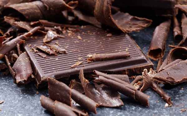 Quel chocolat, parfois mélangé avec des épices, contient le moins de sucre ?