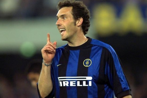 En 1999 toujours, il rejoint l'Inter Milan qui sera son dernier club pro.