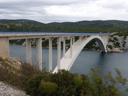 Dans quel pays se trouve ce pont sur ce paysage ?