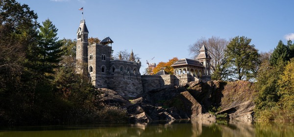 Sur quel rocher de Central Park le Belvedere Castle est-il construit ?