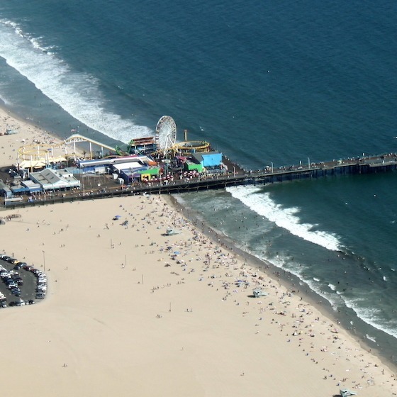 La partie la plus reconnaissable de la plage de Santa Monica, en Californie, est sa jetée historique, bâtie en 1909.