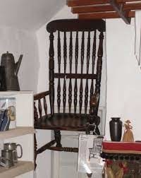 La chaise maudite de Busby  entrainerait la mort de tous ceux qui ont le malheur de s'assoir depuis 1702.