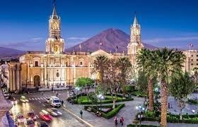 Fondée à la période coloniale, Arequipa est entourée par trois volcans. Quel pays abrite cette ville remarquable pour ses bâtiments baroques construits dans une pierre volcanique blanche ?