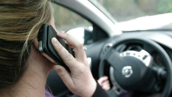 Si je suis immobilisé à un feu rouge, je peux utiliser mon téléphone au volant.