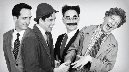 Chez les Marx Brothers, qui est l'homme aux lunettes et à la grosse moustache ?